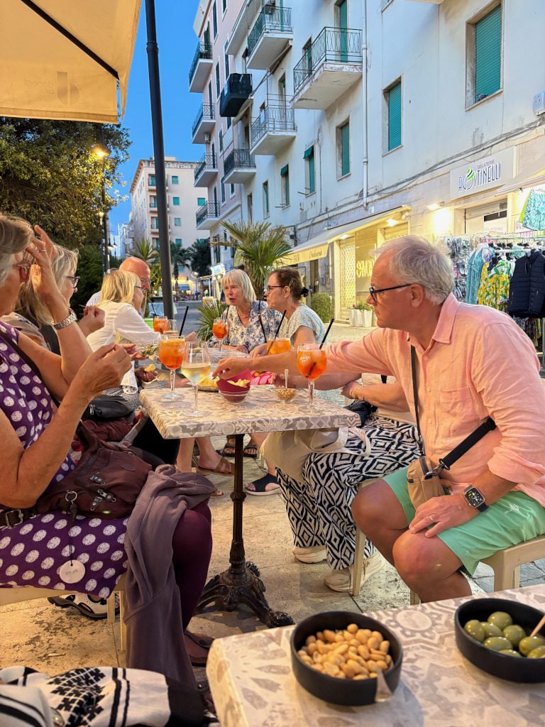 Cafébesök på torget i Anzio innan middagen